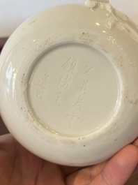 Th&eacute;i&egrave;re en porcelaine blanche de Chine de Dehua, sign&eacute;e Yi Gong, 18/19&egrave;me