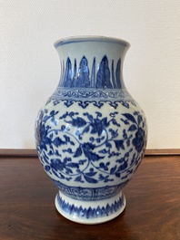 Vase en porcelaine de Chine en bleu et blanc &agrave; d&eacute;cor de rinceaux de lotus, Qianlong