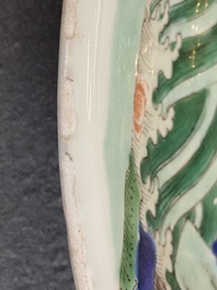 Plat en porcelaine de Chine famille verte &agrave; d&eacute;cor de carpes, Kangxi