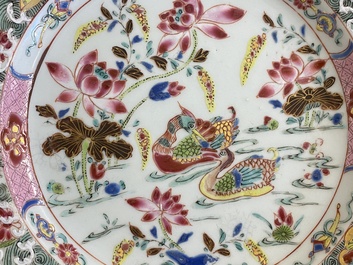 Assiette en porcelaine de Chine famille rose &agrave; d&eacute;cor de canards mandarins et d'immortels, Yongzheng