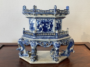 A rare Chinese blue and white 'chanab' altar stand, 19th C.
