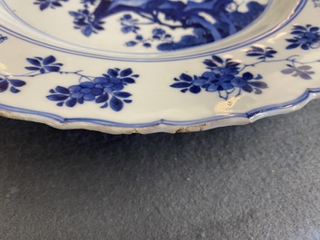 Een Chinese blauw-witte schotel met floraal decor, Kangxi merk en periode