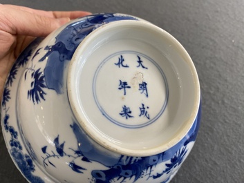 Een Chinese blauw-witte kom met bloesemdecor, Chenghua merk, Kangxi