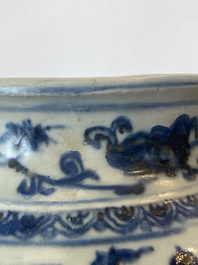 Een Chinese blauw-witte 'guan' vaas met lotusslingers, Ming