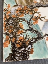 Plaque en porcelaine de Chine famille rose &agrave; d&eacute;cor de singes, marque de Bi Yuanming 畢淵明, dat&eacute;e 1964