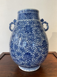 Een Chinese blauw-witte 'hu' vaas met lotusslingers, Qianlong merk, 19e eeuw