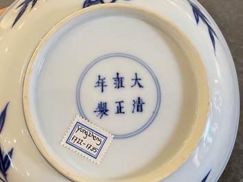 Coupe en porcelaine de Chine en bleu et blanc &agrave; d&eacute;cor d'une grue, marque de Yongzheng, 18/19&egrave;me