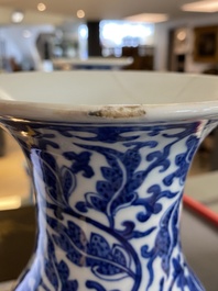 Trois vases en porcelaine de Chine en bleu et blanc, 19&egrave;me