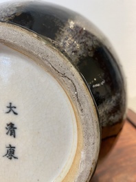 Vase de forme 'hu' en porcelaine de Chine &agrave; &eacute;mail brun-flamb&eacute;, marque de Kangxi, 19&egrave;me