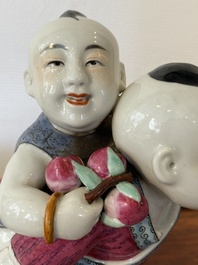 Groupe en porcelaine de Chine famille rose figurant deux gar&ccedil;ons, marque Zhu Mao Ji Zao 朱茂記造, R&eacute;publique