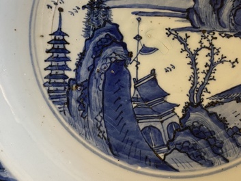 Plat en porcelaine de Chine en bleu et blanc &agrave; d&eacute;cor d'un paysage, Jiajing