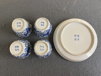 Quatre tasses sur leur plateau en porcelaine de Chine en bleu et blanc, marque Shun Li Kun Ji, 19&egrave;me