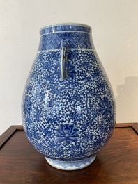 Een Chinese blauw-witte 'hu' vaas met lotusslingers, Qianlong merk, 19e eeuw