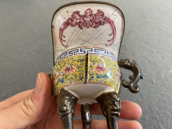 Een Chinese rituele wijnbeker of 'jue' in Canton email met gele fondkleur, Yongzheng