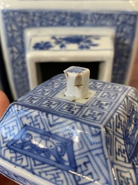 Paire de vases couverts de forme carr&eacute;e en bleu et blanc aux d&eacute;cors narratifs, Kangxi