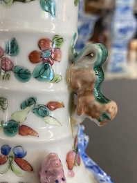 Un vase en porcelaine de Chine famille rose &agrave; d&eacute;cor des '18 Luohan' et un vase famille verte, marque de Kangxi, 19&egrave;me