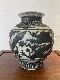 A Chinese Nanking-style 'dragon' vase with applied design, 18th/19th C.