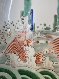 Plat en porcelaine de Chine famille verte &agrave; d&eacute;cor de carpes, Kangxi