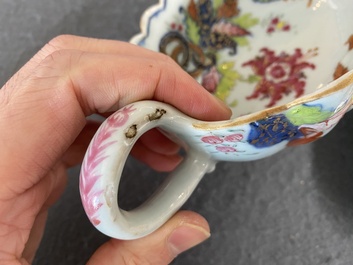 Sauci&egrave;re sur son support en porcelaine de Chine famille rose &agrave; d&eacute;cor dit 'pseudo-feuilles de tabac', Qianlong
