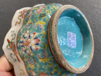 Een Chinese famille rose 'bajixiang' kom met turquoise fondkleur, Tongzhi merk en periode
