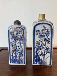 Deux bouteilles de forme carr&eacute;e en porcelaine de Chine de style Imari, Kangxi