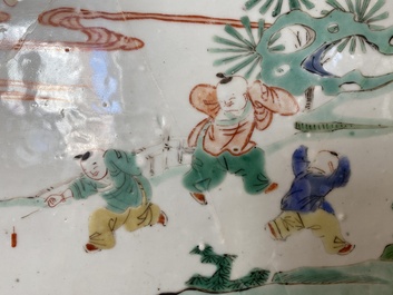 Een Chinese famille verte tegel gevat in een deels huanghuali houten tafelscherm, Kangxi