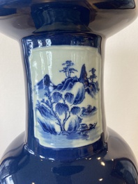 Vase de forme rouleau en porcelaine de Chine &agrave; d&eacute;cor de paysages en bleu et blanc sur fond bleu, 19&egrave;me