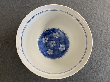 Bol en porcelaine de Chine en bleu et blanc &agrave; d&eacute;cor de prunus sur glace pil&eacute;e, marque de Chenghua, Kangxi