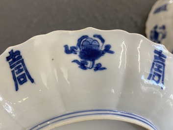 Paire d'assiettes en porcelaine de Chine en bleu et blanc, marque et &eacute;poque de Kangxi