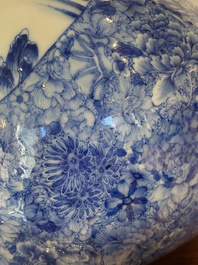 Vase de forme 'hu' en porcelaine de Chine en bleu et blanc, marque de Qianlong, R&eacute;publique