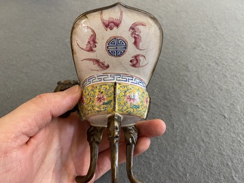 Een Chinese rituele wijnbeker of 'jue' in Canton email met gele fondkleur, Yongzheng