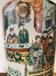 Een fraaie Chinese famille verte rouleau vaas met verhalend decor, 19e eeuw