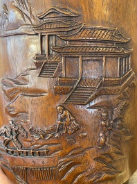Een grote Chinese huali houten penselenbeker met geleerden in een landschap, 20e eeuw