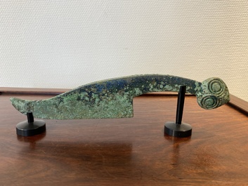 Een Chinese bronzen dolk met slangenkoppen, Periode der Strijdende Staten