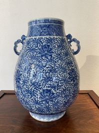 Een Chinese blauw-witte 'hu' vaas met lotusslingers, Qianlong merk, 19e eeuw