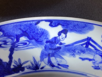 Grand plat en porcelaine de Chine en bleu et blanc avec m&eacute;daillon central bomb&eacute;, Kangxi