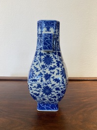 Vase de forme 'fanghu' en porcelaine de Chine en bleu et blanc aux rinceaux de lotus, marque de Qianlong, 19/20&egrave;me