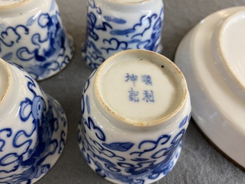 Quatre tasses sur leur plateau en porcelaine de Chine en bleu et blanc, marque Shun Li Kun Ji, 19&egrave;me