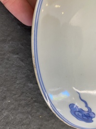 Coupe en porcelaine de Chine en bleu, blanc et rouge de cuivre &agrave; d&eacute;cor de chauve-souris et nuages, marque de Qianlong mais probablement post&eacute;rieur