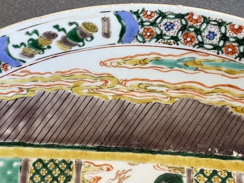 Een Chinese famille verte schotel met verhalend decor, Kangxi
