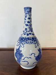 Vase de forme bouteille en porcelaine de Chine en bleu et blanc, Kangxi