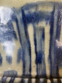 Grande jarre de type 'guan' en porcelaine de Chine en bleu et blanc &agrave; d&eacute;cor de rinceaux de lotus, Ming