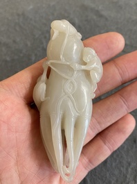 Een Chinese witte jade sculptuur van een 'Boeddha hand' met aapjes, Qing