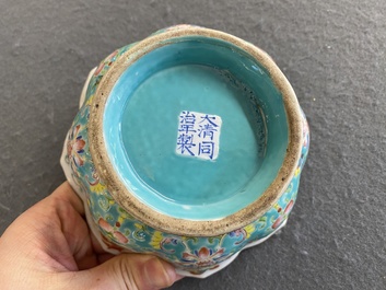 Een Chinese famille rose 'bajixiang' kom met turquoise fondkleur, Tongzhi merk en periode