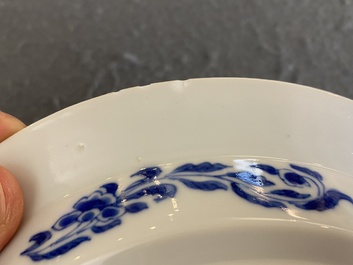 Assiette en porcelaine de Chine en bleu et blanc &agrave; d&eacute;cor de deux ph&eacute;nix et un immortel, Kangxi/Yongzheng