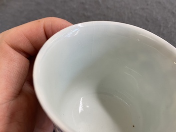 Quatre tasses sur leur plateau en porcelaine de Chine en bleu et blanc, marque Shun Li Kun Ji, 19&egrave;me