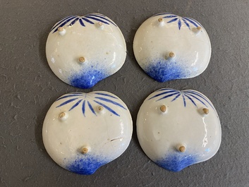 Quatre coupes tripodes en forme de p&ecirc;che en porcelaine de Japon en bleu et blanc &agrave; d&eacute;cor de grues, Edo, 18/19&egrave;me