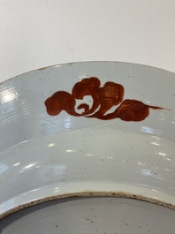 Grand plat en porcelaine de Chine famille rose, Yongzheng