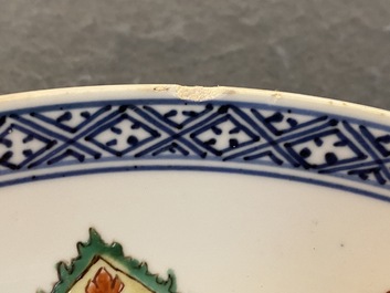 Deux plats en porcelaine de Chine en bleu et blanc et famille verte, Kangxi