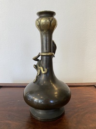 Vase de type 'hu' en bronze, marque et probablement &eacute;poque de Qianlong